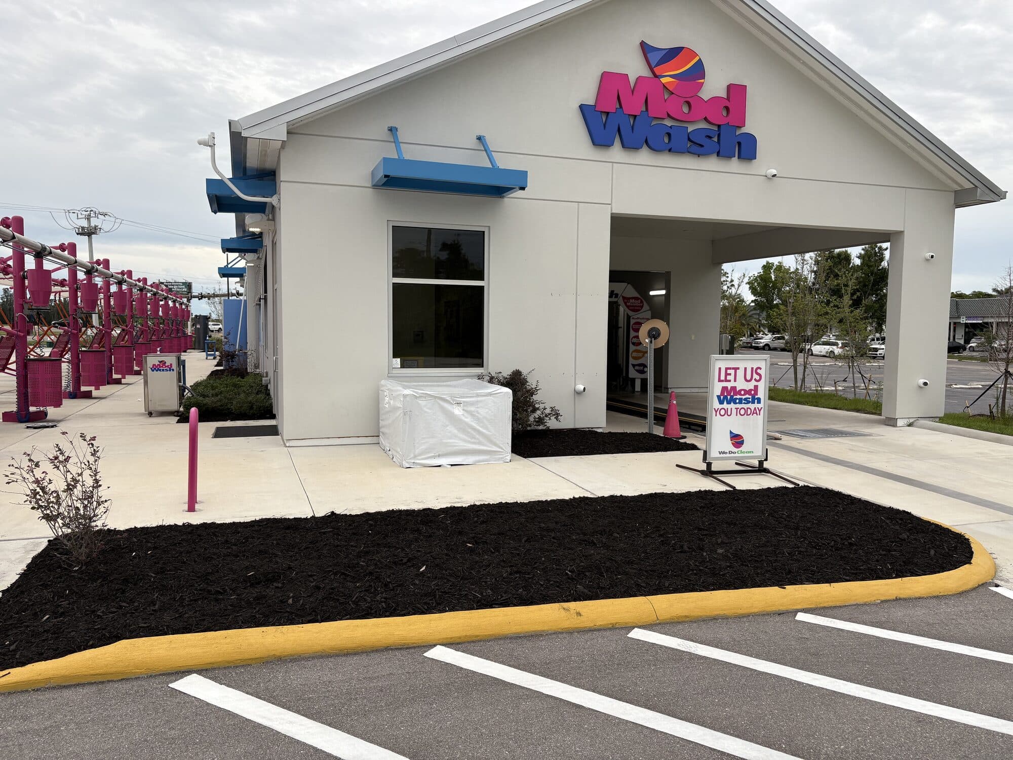 Commercial storefront mulch bed install Cape Coral